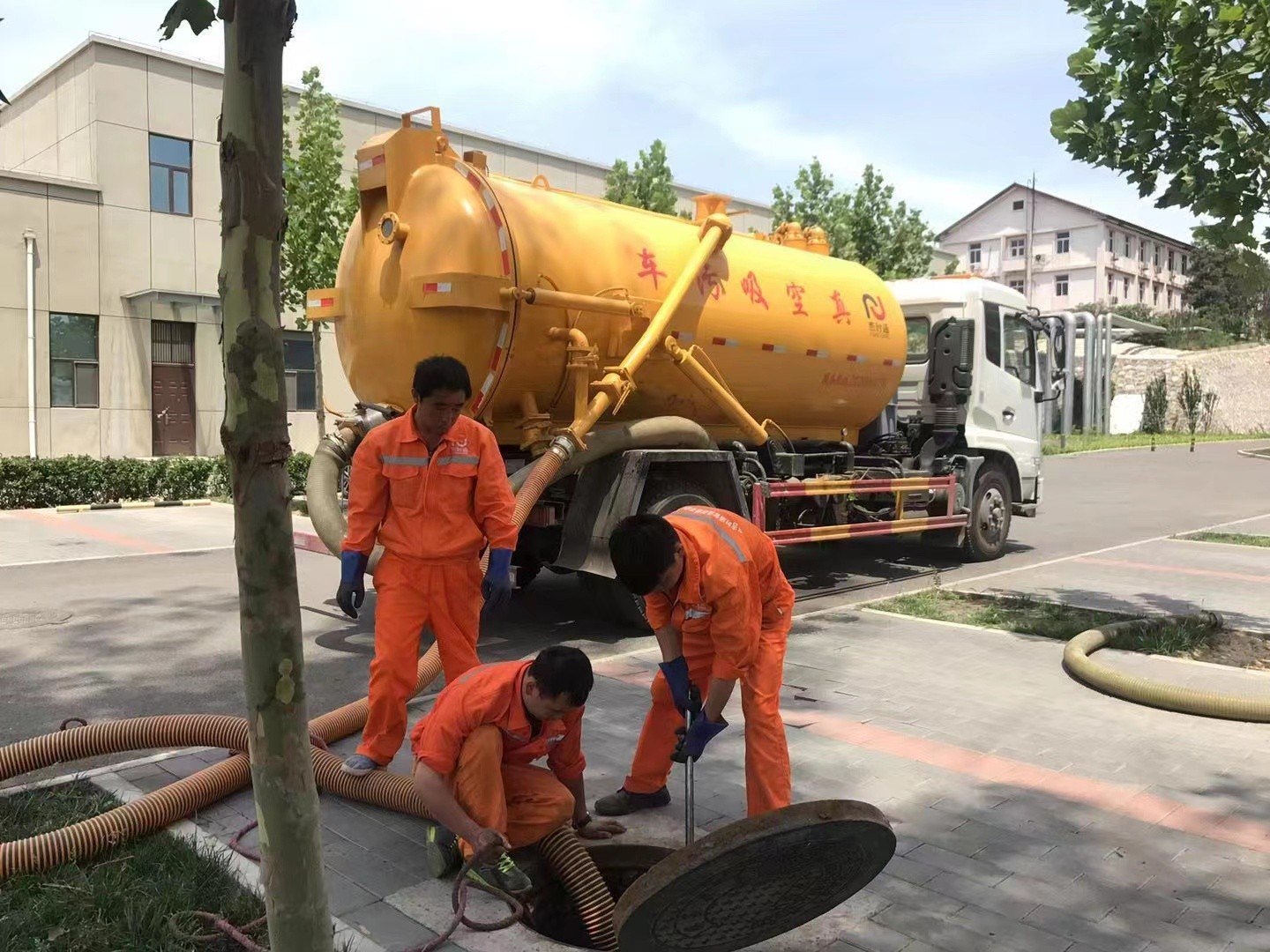 海西直辖管道疏通车停在窨井附近